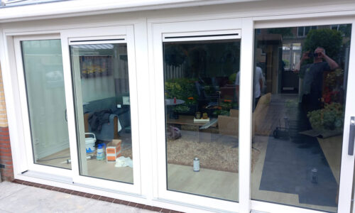 Een dubbele hefschuifpui van kunststof