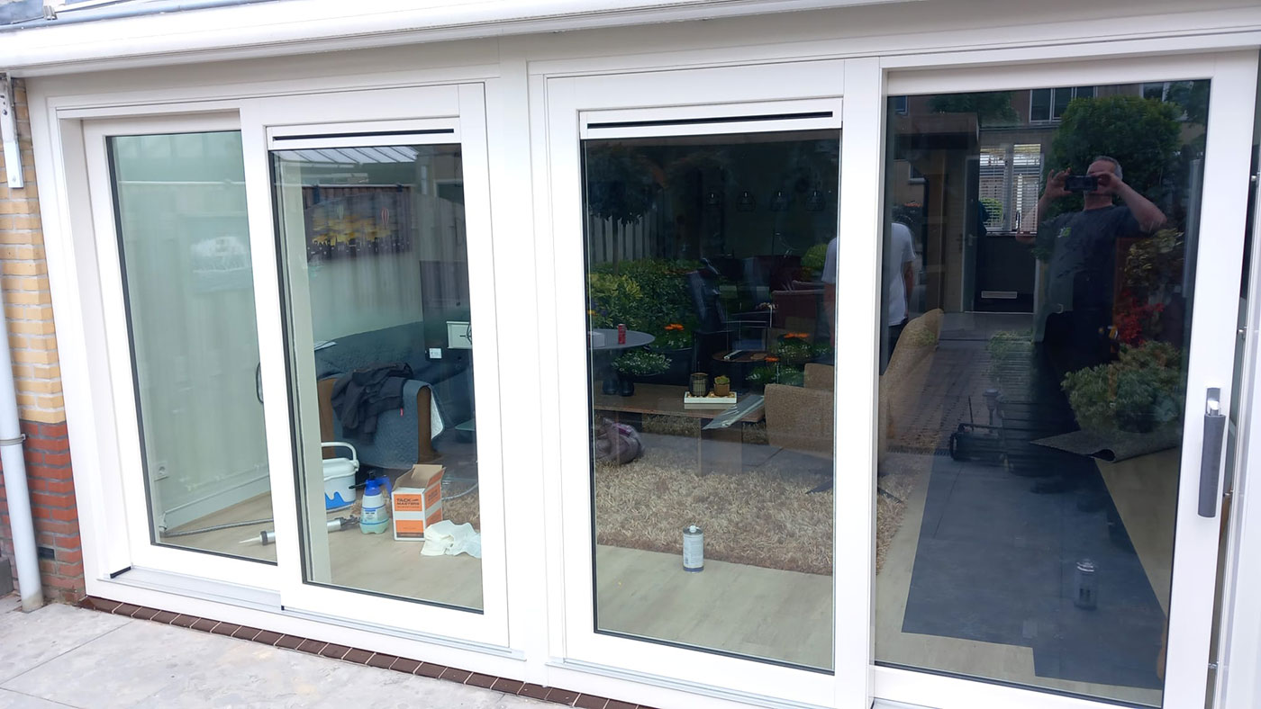 Een dubbele hefschuifpui van kunststof